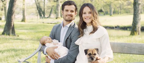 Carlos Felipe de Suecia y Sofia Hellqvist con su hijo Alejandro y su perro en los jardines del Palacio de Drottningholm 