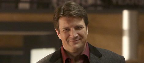 Nathan Fillion con dos botellas de champán en la octava temporada de 'Castle'