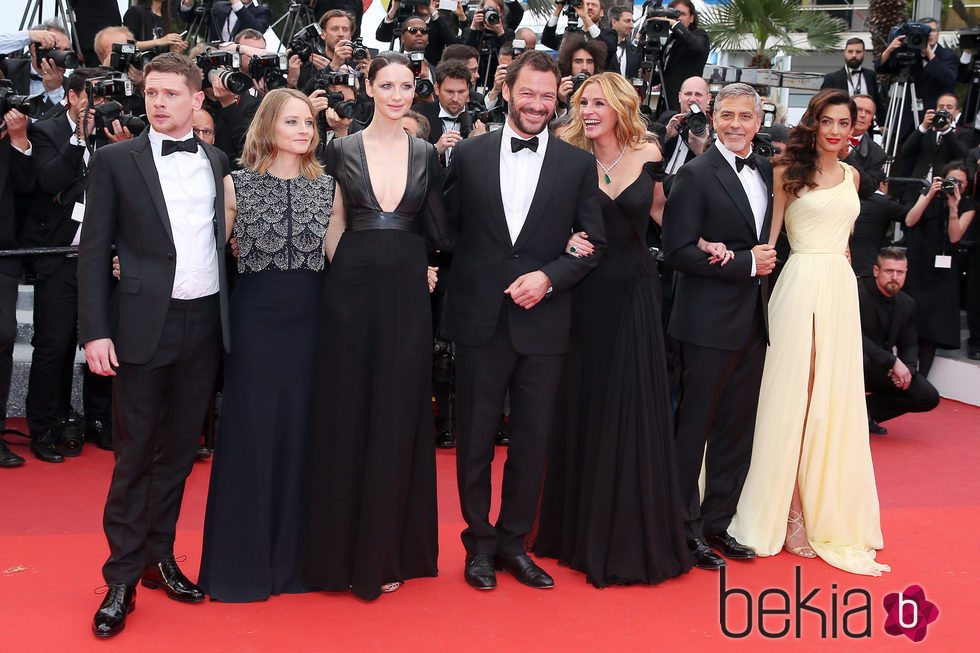 Jack O'Connell con Jodie Foster, Caitriona Balfe, Dominic West, Julia Roberts, George Clooney y Amal Alamuddin en el Festival de Cannes 2016