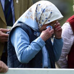 La Reina Isabel se limpia los ojos en el Royal Windsor Show