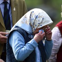 La Reina Isabel se limpia los ojos en el Royal Windsor Show