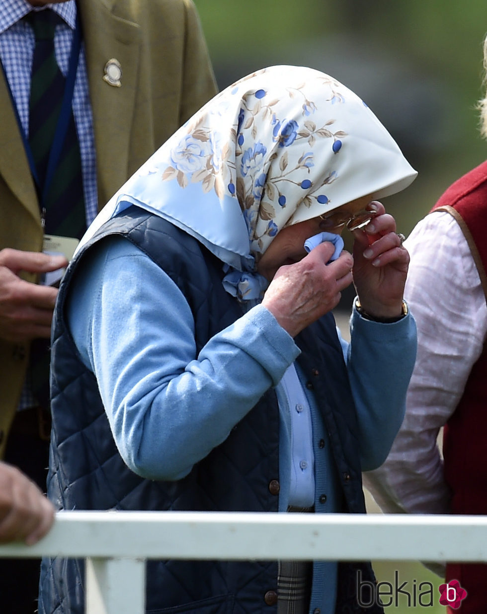 La Reina Isabel se limpia los ojos en el Royal Windsor Show