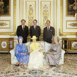 Zara Phillips con sus padres y abuelos en su bautizo en 1981