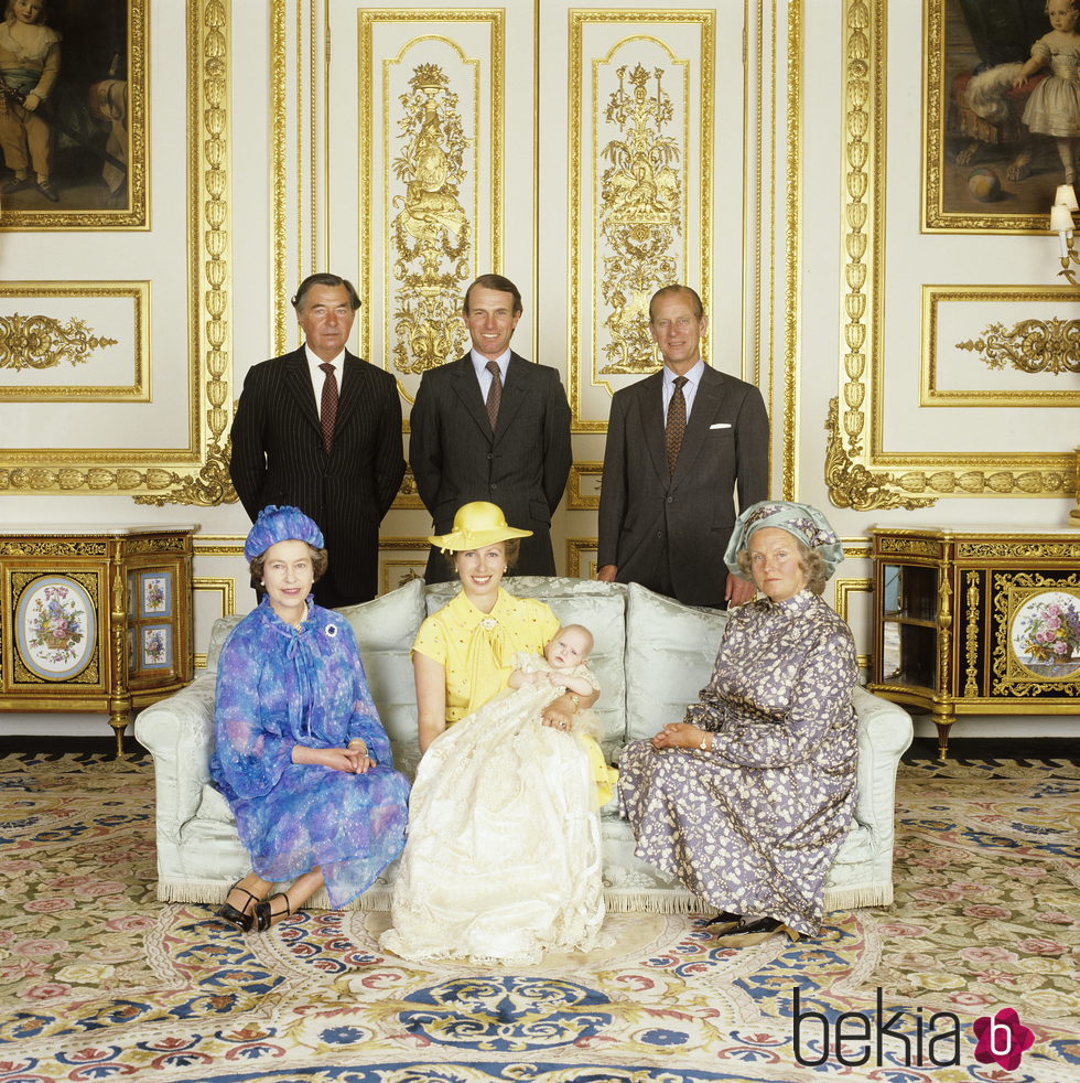 Zara Phillips con sus padres y abuelos en su bautizo en 1981