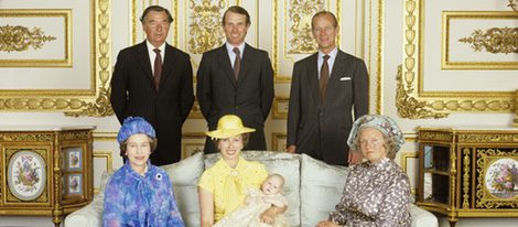 Zara Phillips con sus padres y abuelos en su bautizo en 1981