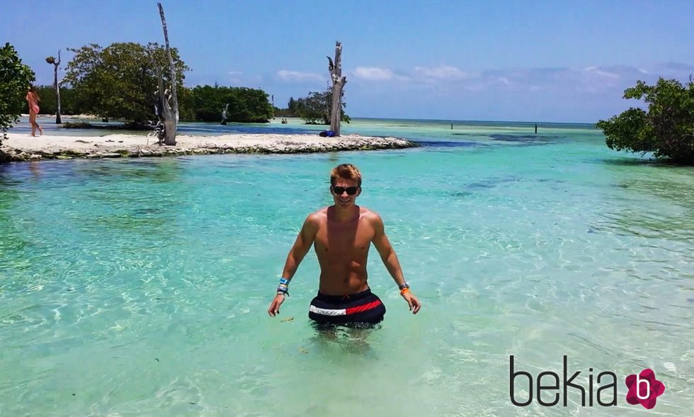 Josema Ortiz con el torso desnudo en la playa