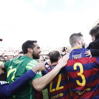 Gerard Piqué con su hijo Milan celebrando la victoria del Barça en Liga en Granada