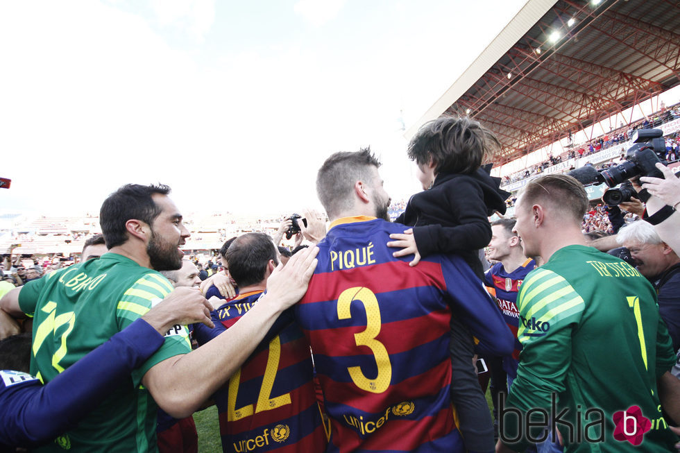 Gerard Piqué con su hijo Milan celebrando la victoria del Barça en Liga en Granada