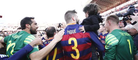 Gerard Piqué con su hijo Milan celebrando la victoria del Barça en Liga en Granada