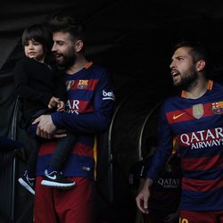 Gerard Piqué con su hijo Milan y Jordi Alba celebrando la victoria del Barça en Liga en Granada