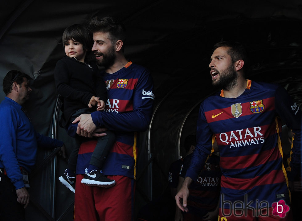 Gerard Piqué con su hijo Milan y Jordi Alba celebrando la victoria del Barça en Liga en Granada