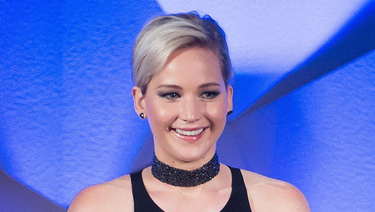 Jennifer Lawrence dando un discurso en los GLAAD Media Awards 2016