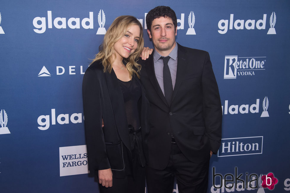 Jenny Mollen y Jason Biggs en GLAAD Media Awards 2016