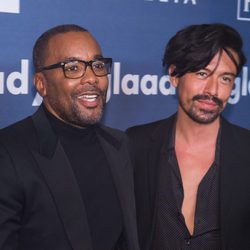 Lee Daniels y Jahil Fisher en GLAAD Media Awards 2016