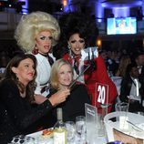 Caitlyn Jenner y Diane Sawyer haciéndose un selfie en GLAAD Media Awards 2016