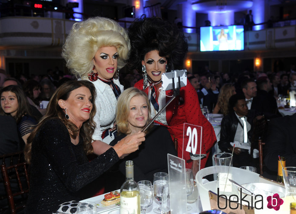 Caitlyn Jenner y Diane Sawyer haciéndose un selfie en GLAAD Media Awards 2016