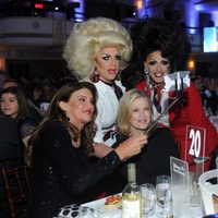 Caitlyn Jenner y Diane Sawyer haciéndose un selfie en GLAAD Media Awards 2016