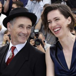 Mark Rylance y Rebecca Hall en el  photocall de la película 'The BFG' en el festival de Cannes 2016