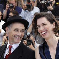 Mark Rylance y Rebecca Hall en el  photocall de la película 'The BFG' en el festival de Cannes 2016