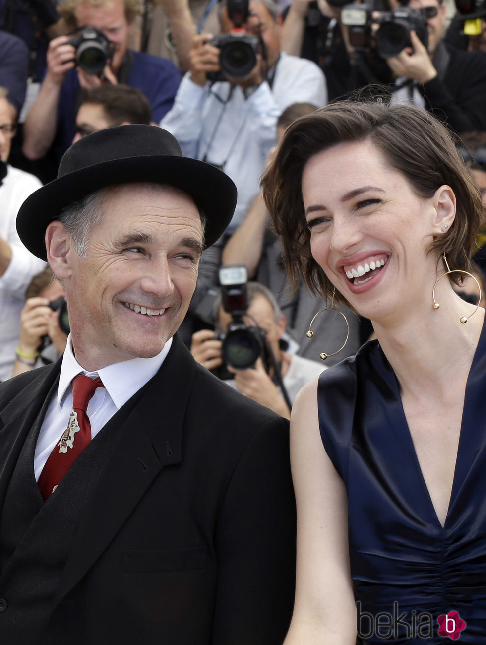 Mark Rylance y Rebecca Hall en el  photocall de la película 'The BFG' en el festival de Cannes 2016