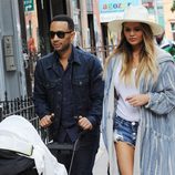 John Legend y Chrissy Teigen dando sus primeros pasos con Luna por Nueva York