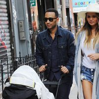 John Legend y Chrissy Teigen dando sus primeros pasos con Luna por Nueva York