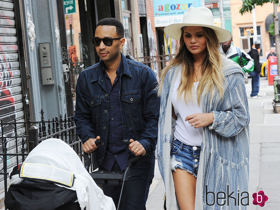 John Legend y Chrissy Teigen dando sus primeros pasos con Luna por Nueva York