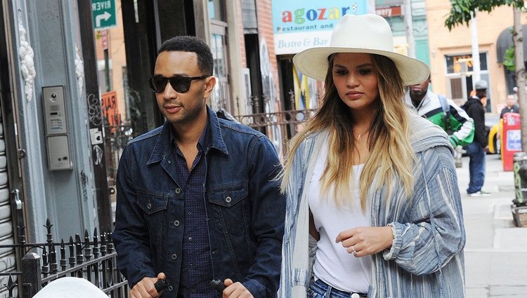 John Legend y Chrissy Teigen dando sus primeros pasos con Luna por Nueva York