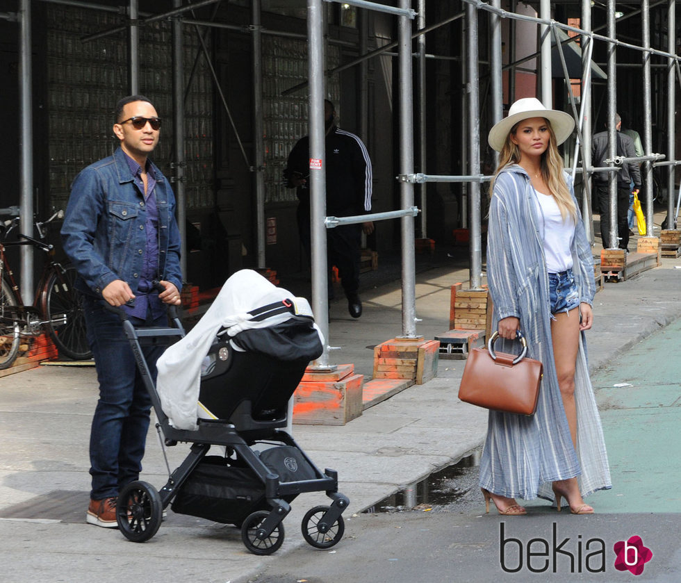 Los primeros paseos de John Legend y Chrissy Teigen con su hija Luna por Nueva York