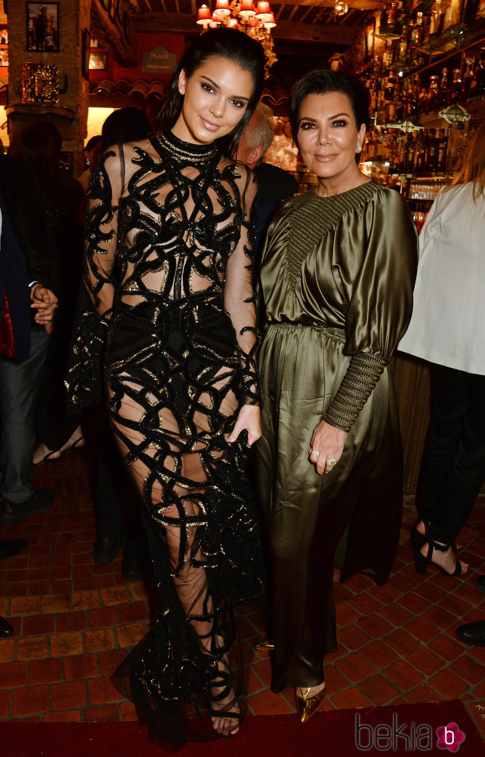 Kendall y Kris Jenner en la cena por la película 'Manos de Piedra' en Cannes 2016