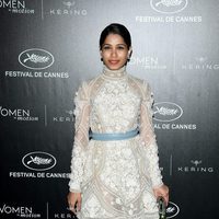 Freida Pinto en la cena oficial de Cannes 2016