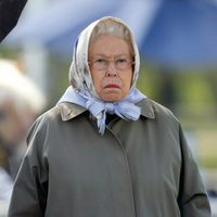 La Reina Isabel II de Inglaterra muy seria en el Royal Windsor Horse Show 2016