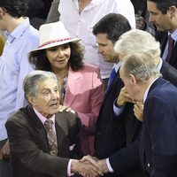 Jaime Ostos y Mari Ángeles Grajal saludando al Rey Juan Carlos en la corrida de San Isidro 2016