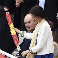 El Rey Juan Carlos y Victoria Federica con una banderilla en la corrida de San Isidro 2016