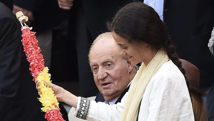 El Rey Juan Carlos y Victoria Federica con una banderilla en la corrida de San Isidro 2016