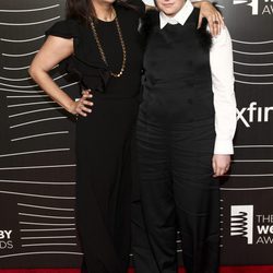 Jenni Konner y Lena Dunham en los premios Webby Awards 2016