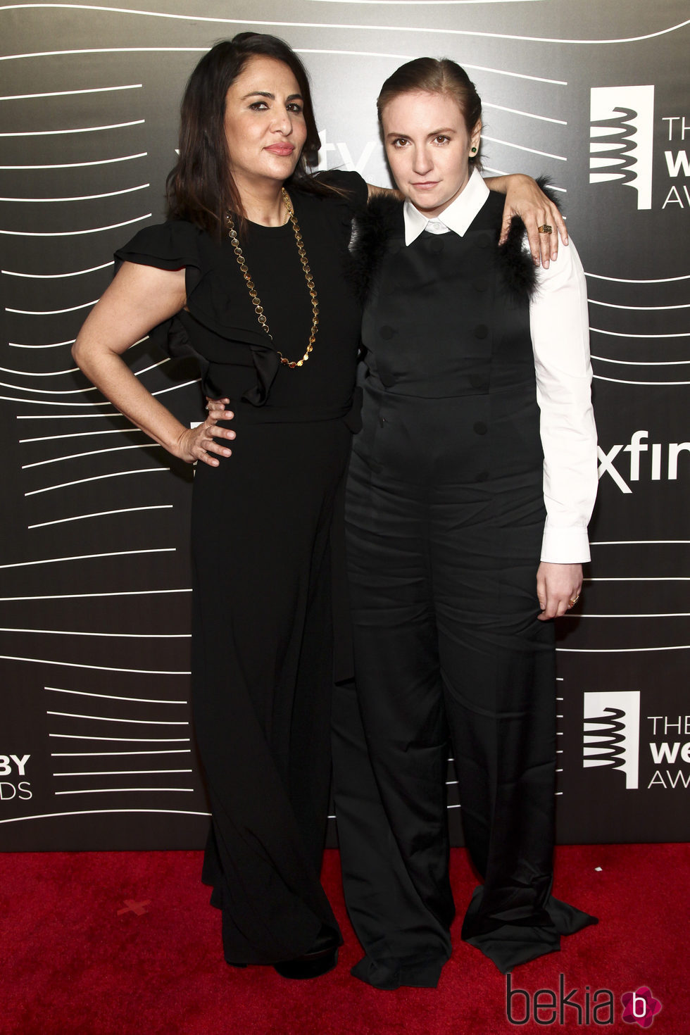 Jenni Konner y Lena Dunham en los premios Webby Awards 2016