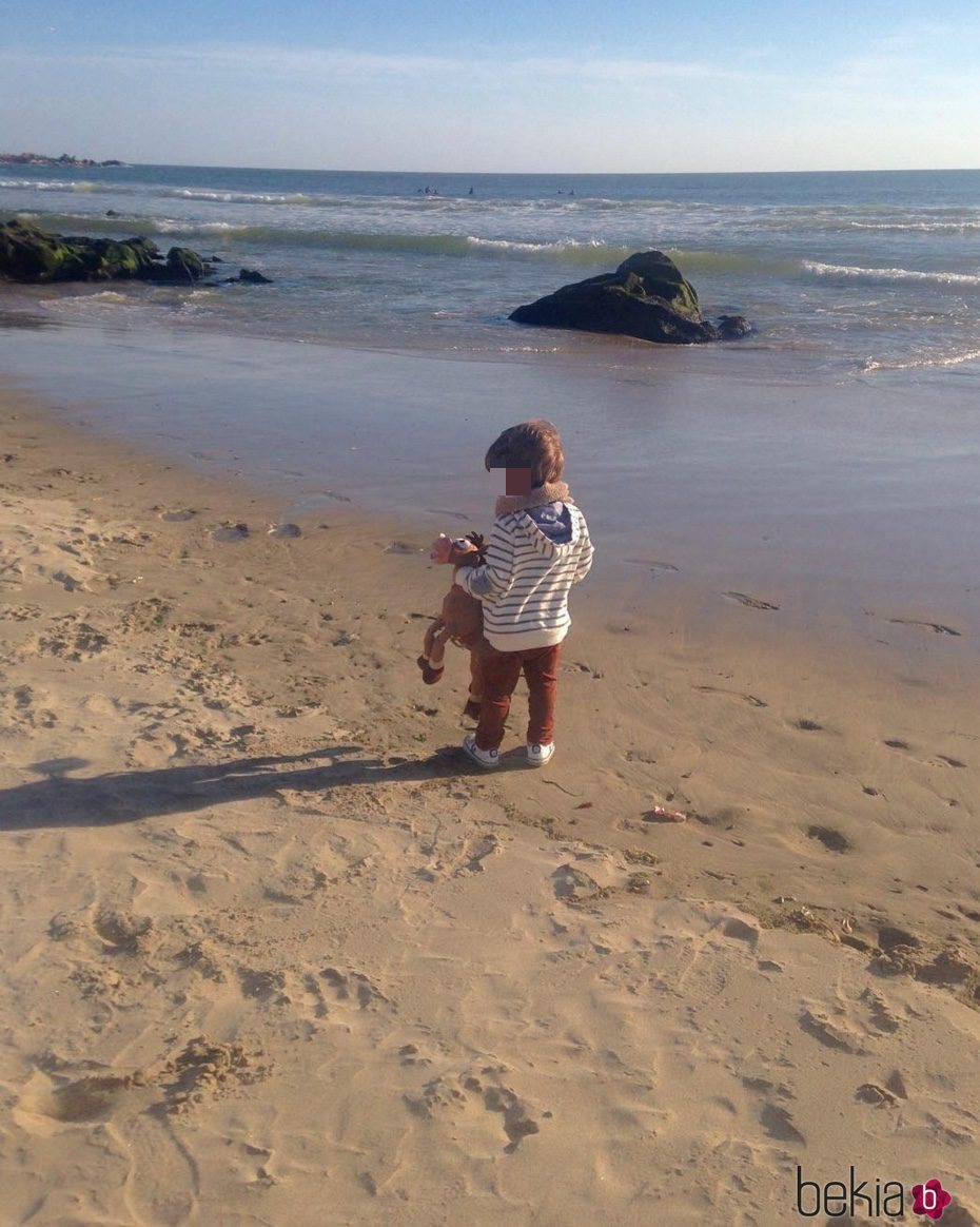 Martín Casillas en la playa con su peluche Perdigón