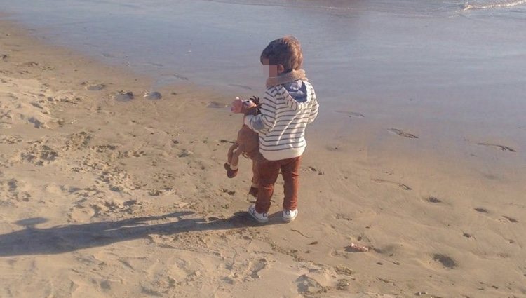 Martín Casillas en la playa con su peluche Perdigón