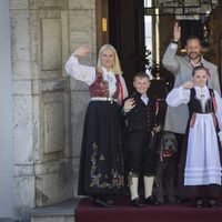 Haakon y Mette-Marit de Noruega con sus hijos Ingrid Alexandra y Sverre Magnus en el Día Nacional de Noruega 2016