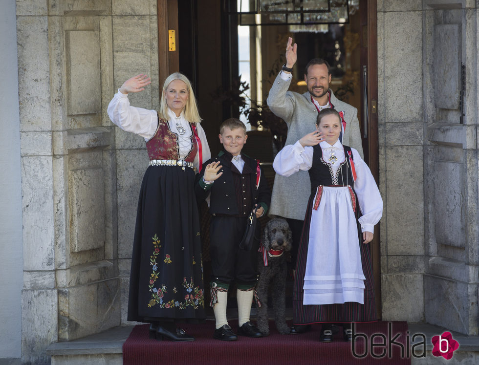 Haakon y Mette-Marit de Noruega con sus hijos Ingrid Alexandra y Sverre Magnus en el Día Nacional de Noruega 2016