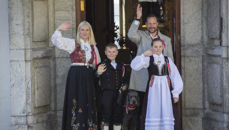 Haakon y Mette-Marit de Noruega con sus hijos Ingrid Alexandra y Sverre Magnus en el Día Nacional de Noruega 2016