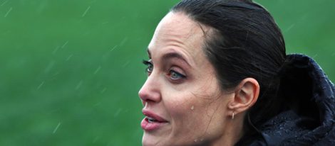 Angelina Jolie empapada durante su visita al campo de refugiados sirios