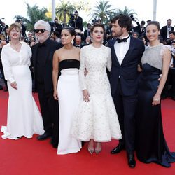 Pedro Almodóvar y Adriana Ugarte, Emma Suárez, Daniel Grao, Inma Cuesta y Michelle Jenner en la alfombra roja de 'Julieta' en el Festival de Cannes 2016