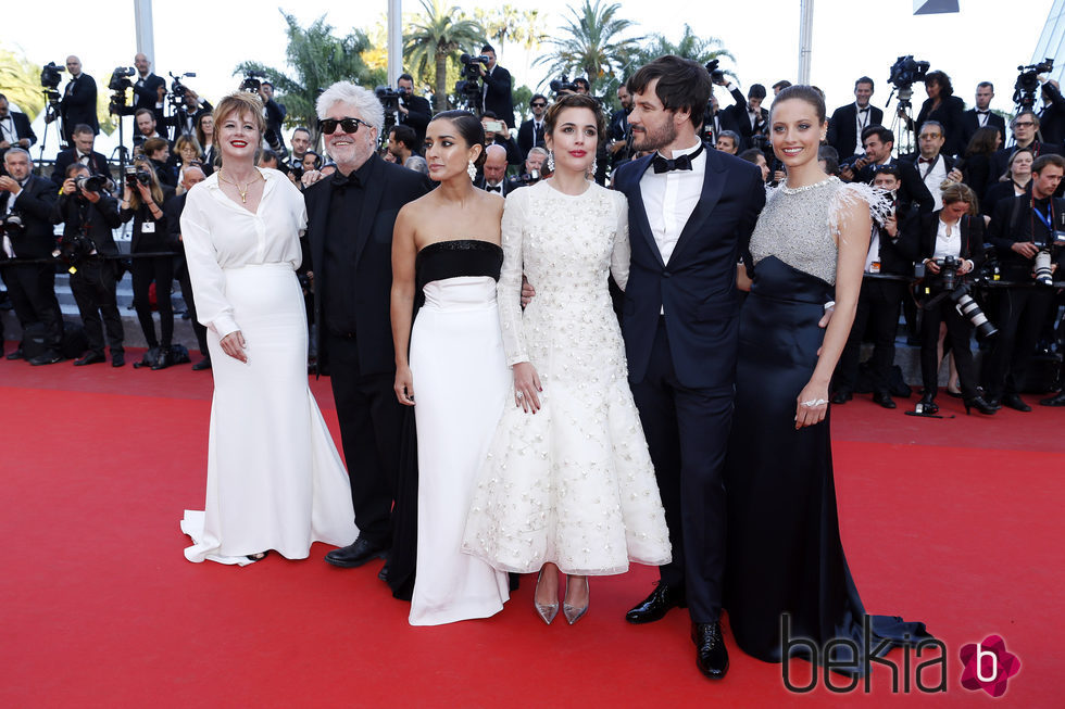 Pedro Almodóvar y Adriana Ugarte, Emma Suárez, Daniel Grao, Inma Cuesta y Michelle Jenner en la alfombra roja de 'Julieta' en el Festival de Cannes 2016