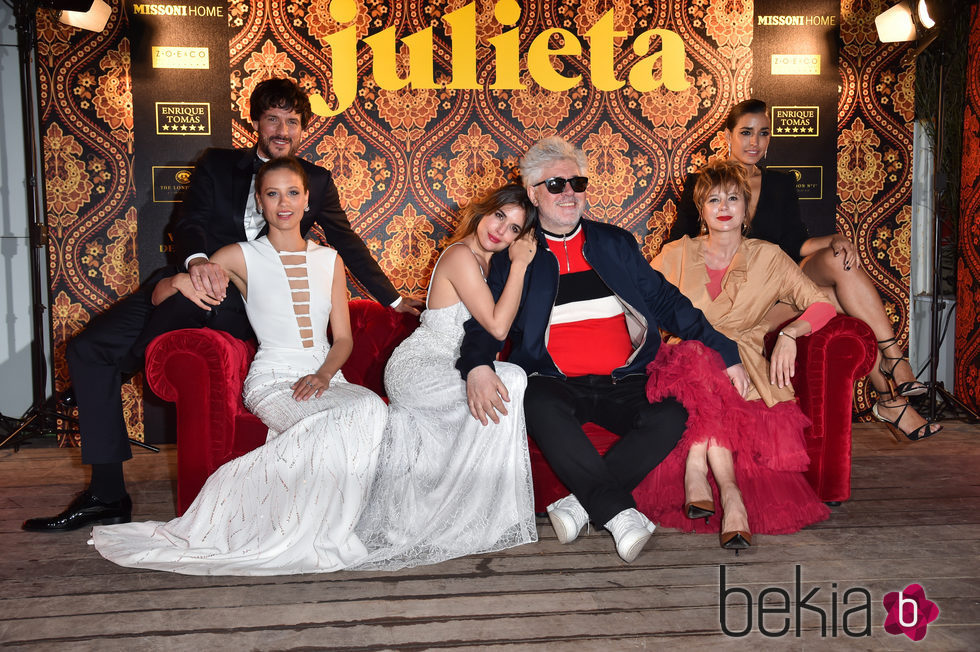 Pedro Almodóvar y Adriana Ugarte, Emma Suárez, Daniel Grao, Inma Cuesta y Michelle Jenner en la fiesta de 'Julieta' en el Festival de Cannes 2016