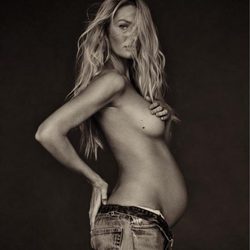 Candice Swanepoel luciendo embarazo