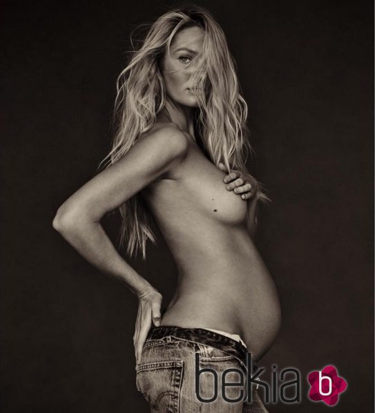 Candice Swanepoel luciendo embarazo