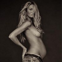 Candice Swanepoel luciendo embarazo