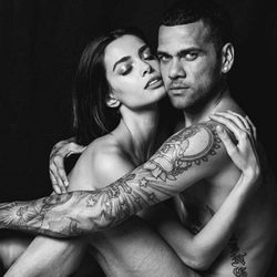 Dani Alves y Joana Sanz posan desnudos para celebrar su primer aniversario